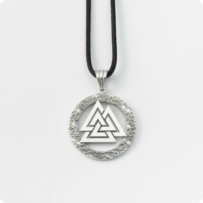  Валькнут в круге из серебра