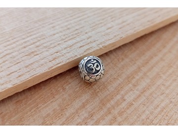 Шарм с символом Ом